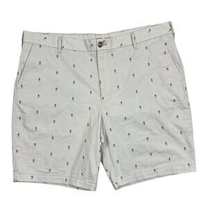 Izod Saltwater stretch shorts men 40 flat front
inseam 9 1/2” cream w/pineapples
